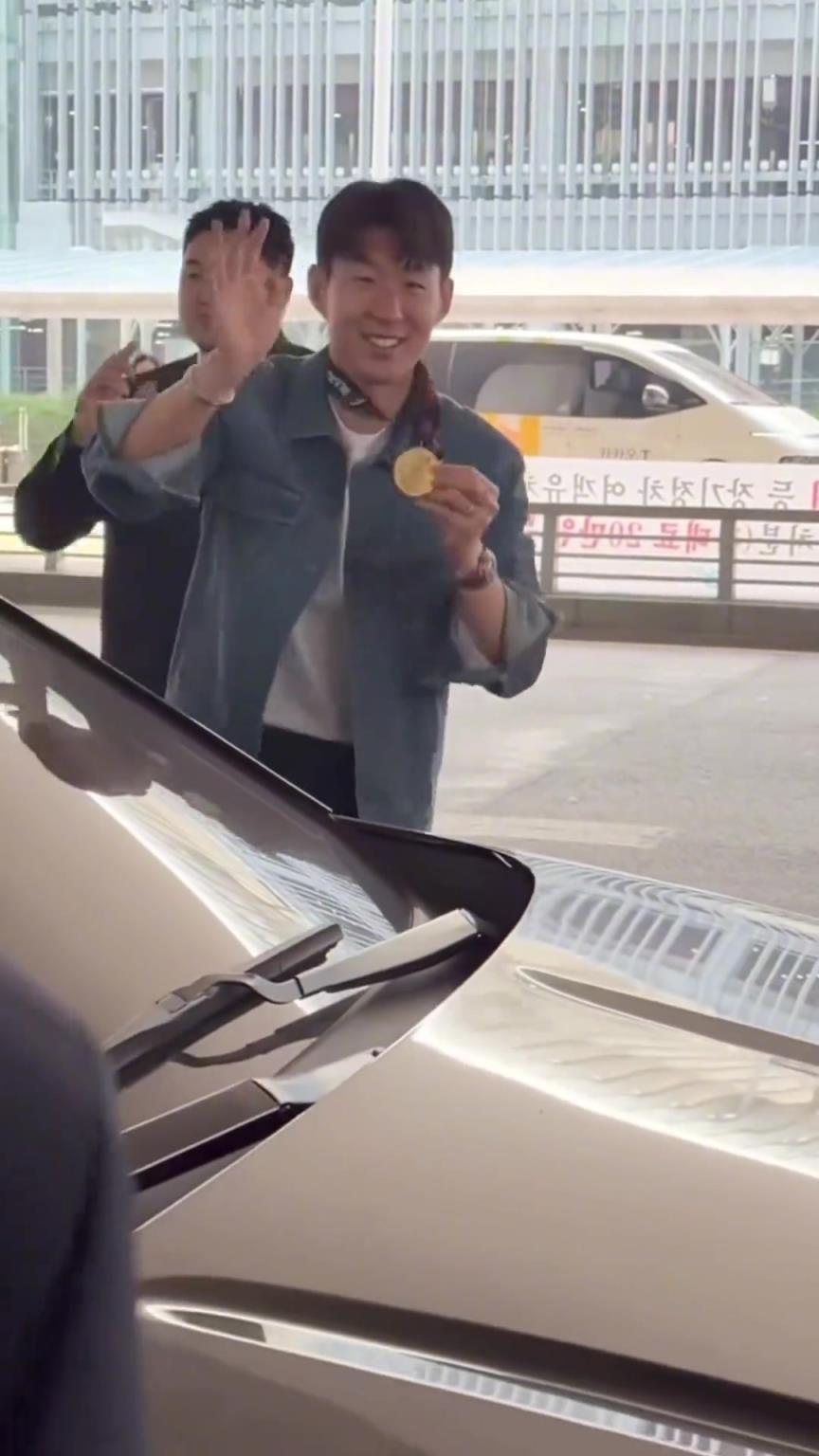 衣錦還鄉(xiāng)！孫興慜返回韓國(guó)，眾多女球迷讓其把歐聯(lián)獎(jiǎng)牌戴上
