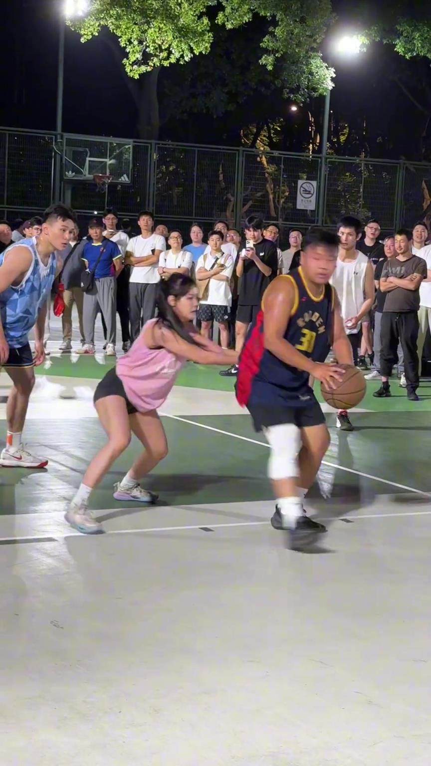這哥們看見防自己的是女生，一個(gè)勁背打，球也不傳了